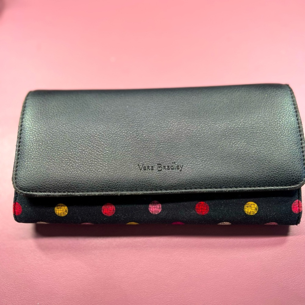 Lightly used Vera Bradley wallet. This is a great everyday wallet.